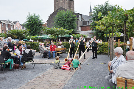 Unsere Alphornbläser beim Herbstfest auf dem Korschenbroicher Kirchplatz 2013